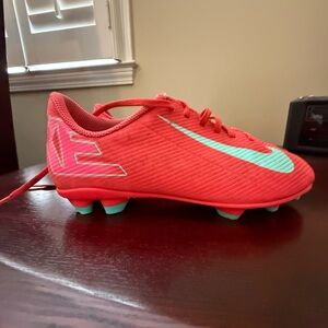 Nike Youth Mercurial Vapor Club 16 size 2.5